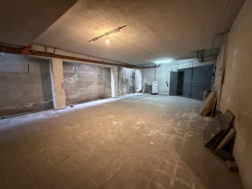 Ampio Locale Garage in Zona Periferica